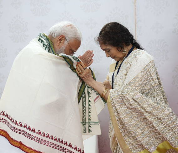 Vyjayanthimala's gesture of presenting Prime Minister Modi